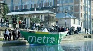 кадр из рекламного ролика Metro