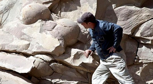 яйцеобразные выступы в скале, обнаруженные чеченскими геологами