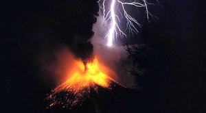 Ученые обнаружили два типа вулканических молний