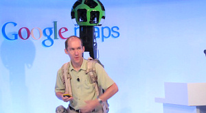 сотрудник Google с камерой для съемки панорам за плечами