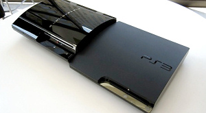 PS3 SuperSlim (справа) рядом со стандартной консолью