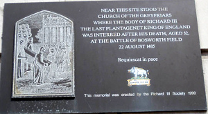 мемориальная доска, сообщающая о месте захоронения Ричарда III