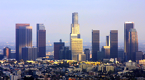 в Лос-Анджелесе уже есть некоторое количество высотных зданий, но все они однообразно плоские сверху 