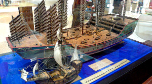 модели девятимачтового китайского корабля начала XV века и каравеллы Колумба конца XV века