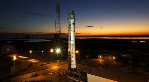 готовая к старту ракета-носитель Falcon 9