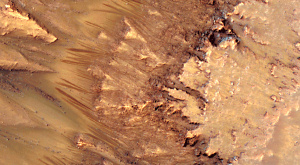 На Марсе может течь соленая вода
