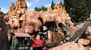 аттракцион Big Thunder Mountain Railroad