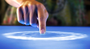 Новые сенсорные экраны научились отличать пальцы от ногтей