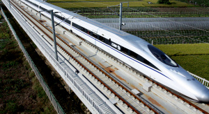 китайский скоростной поезд CRH380, развивающий скорость 300 километров в час
