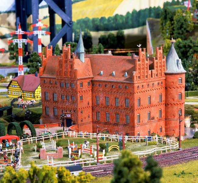 Игрушечный мир вдоль железной дороги (50 фото)
