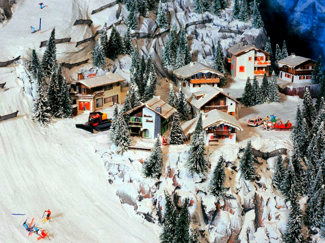 Игрушечный мир вдоль железной дороги (50 фото)
