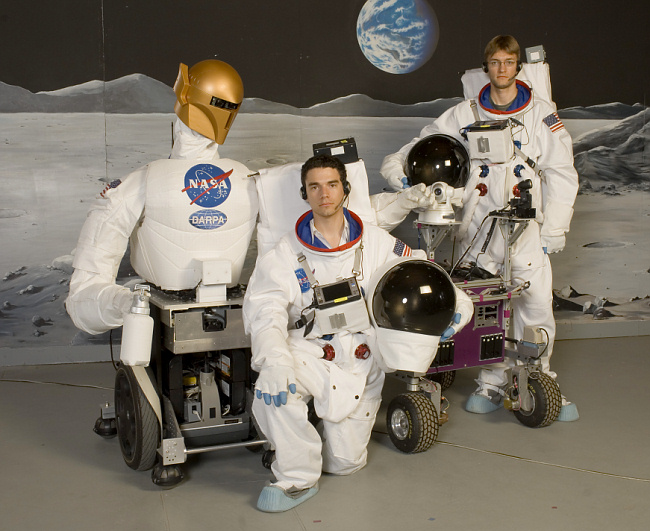 Первый в мире андроид-астронавт (13 фото)